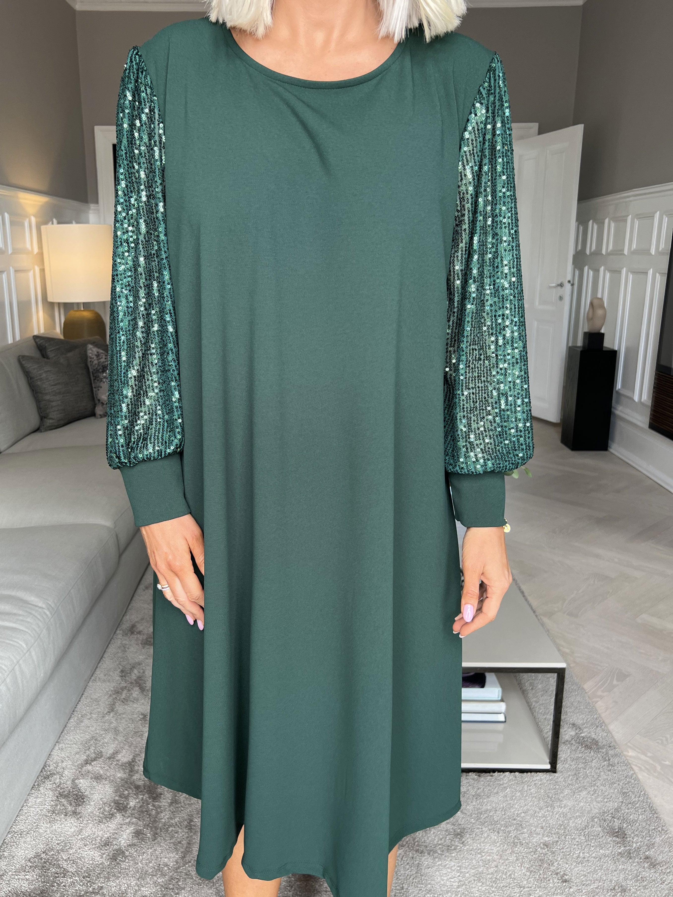 Djamila - Smuk kjole med paillet ærmer